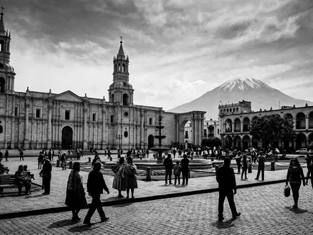 Schwarzweiss-Reportagebild vom Wahrzeichen Arequipa Altstadt in Arequipa Peru, dokumentarische Reisefotografie mit starken Kontrasten - Foto: THN