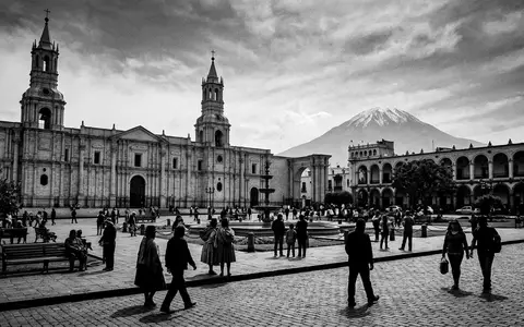 Schwarzweiss-Reportagebild vom Wahrzeichen Arequipa Altstadt in Arequipa Peru, dokumentarische Reisefotografie mit starken Kontrasten - Foto: THN