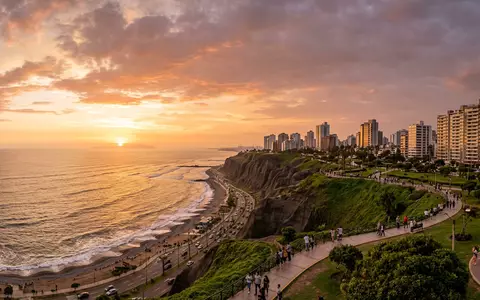 Fotorealistische Panoramaaufnahme von Miraflores Lima in Lima Peru, warmes Abendlicht auf Wahrzeichen - Foto: THN