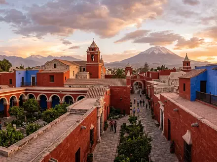 Fotorealistische Panoramaaufnahme von Kloster Santa Catalina in Arequipa Peru, warmes Abendlicht auf Wahrzeichen - Foto: THN