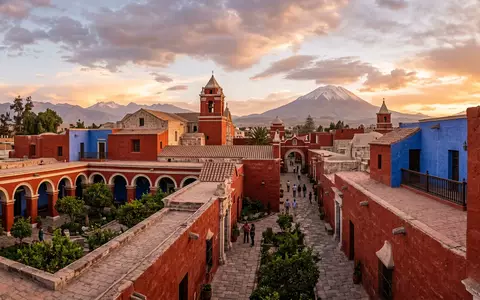 Fotorealistische Panoramaaufnahme von Kloster Santa Catalina in Arequipa Peru, warmes Abendlicht auf Wahrzeichen - Foto: THN