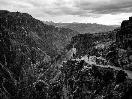 Schwarzweiss-Reportagebild vom Wahrzeichen Colca-Canyon in Chivay Peru, dokumentarische Reisefotografie mit starken Kontrasten - Foto: THN