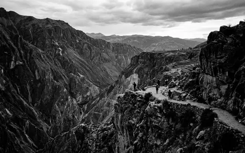 Schwarzweiss-Reportagebild vom Wahrzeichen Colca-Canyon in Chivay Peru, dokumentarische Reisefotografie mit starken Kontrasten - Foto: THN