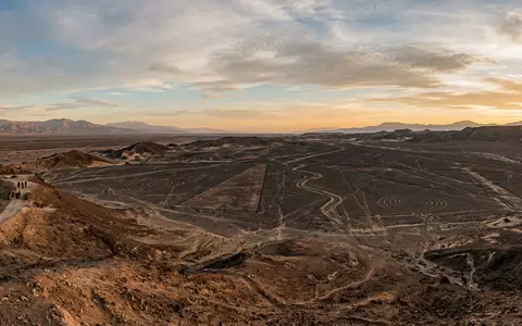 Editorialbild im Reisemagazin-Stil vom Wahrzeichen Nazca-Linien in Nazca Peru, ausgewogene Bildgestaltung und natuerliches Umgebungslicht - Foto: THN