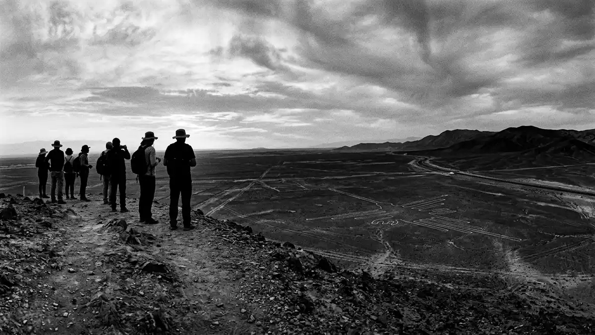 Schwarzweiss-Reportage vom Wahrzeichen Nazca-Linien in Nazca, Peru