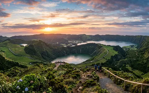 Fotorealistische Panoramaaufnahme von Sao Miguel Azoren-See? in Ponta Delgada Portugal, warmes Abendlicht auf Wahrzeichen - Foto: THN