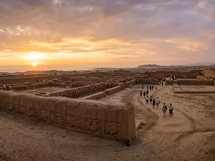 Fotorealistische Panoramaaufnahme von Chan Chan in Trujillo Peru, warmes Abendlicht auf Wahrzeichen - Foto: THN