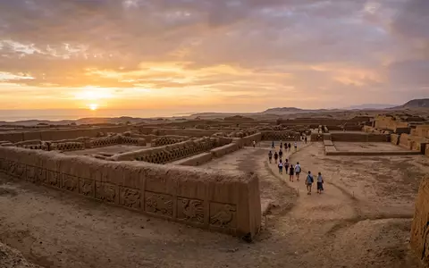 Fotorealistische Panoramaaufnahme von Chan Chan in Trujillo Peru, warmes Abendlicht auf Wahrzeichen - Foto: THN