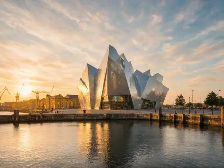 Fotorealistische Panoramaaufnahme von Titanic Belfast in Belfast Vereinigtes Königreich, warmes Abendlicht auf Wahrzeichen - Foto: THN
