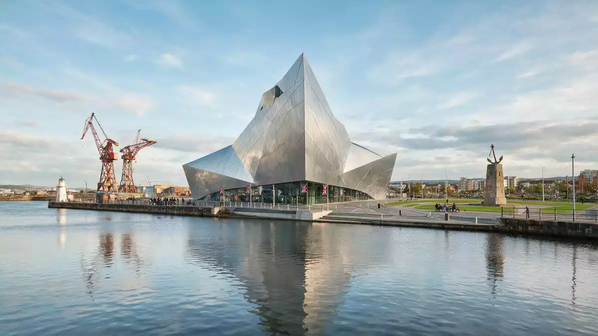 Editorial-Reisemagazinbild vom Wahrzeichen Titanic Belfast in Belfast, Vereinigtes Königreich