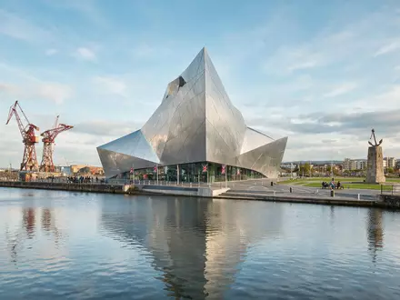Editorialbild im Reisemagazin-Stil vom Wahrzeichen Titanic Belfast in Belfast Vereinigtes Königreich, ausgewogene Bildgestaltung und natuerliches - Foto: THN