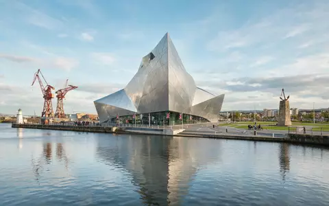 Editorialbild im Reisemagazin-Stil vom Wahrzeichen Titanic Belfast in Belfast Vereinigtes Königreich, ausgewogene Bildgestaltung und natuerliches - Foto: THN