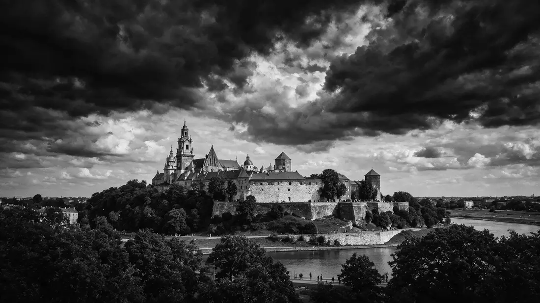 Schwarzweiss-Reportage vom Wahrzeichen Wawel-Schloss Krakau in Krakau, Polen