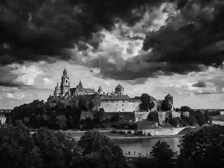 Schwarzweiss-Reportagebild vom Wahrzeichen Wawel-Schloss Krakau in Krakau Polen, dokumentarische Reisefotografie mit starken Kontrasten - Foto: THN