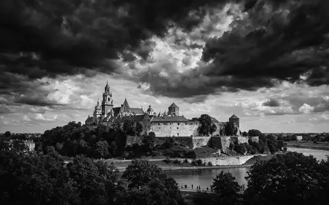 Schwarzweiss-Reportagebild vom Wahrzeichen Wawel-Schloss Krakau in Krakau Polen, dokumentarische Reisefotografie mit starken Kontrasten - Foto: THN