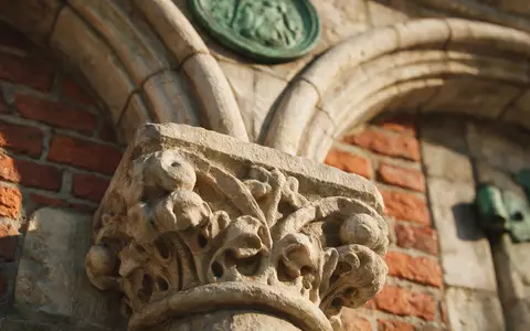 Extreme Makroaufnahme eines Materialdetails am Wahrzeichen Wawel-Schloss Krakau in Krakau Polen, taktile Struktur und weiches - Foto: THN