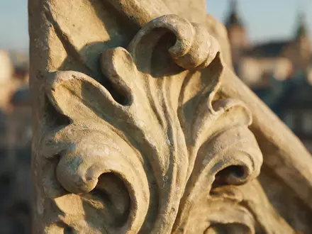 Extreme Makroaufnahme eines Materialdetails am Wahrzeichen Altstadt Krakau in Krakau Polen, taktile Struktur und weiches - Foto: THN