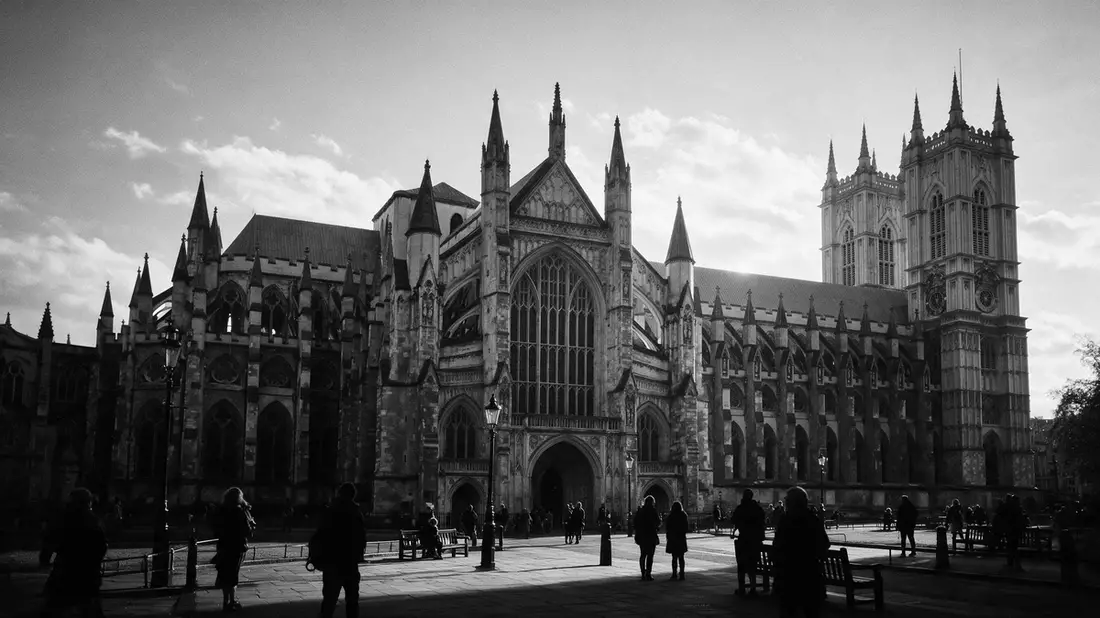 Schwarzweiss-Reportage vom Wahrzeichen Westminster Abbey in London, Vereinigtes Königreich