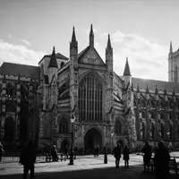 Schwarzweiss-Reportagebild vom Wahrzeichen Westminster Abbey in London Vereinigtes Königreich, dokumentarische Reisefotografie mit starken Kontrasten - Foto: THN