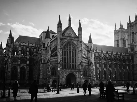 Schwarzweiss-Reportagebild vom Wahrzeichen Westminster Abbey in London Vereinigtes Königreich, dokumentarische Reisefotografie mit starken Kontrasten - Foto: THN