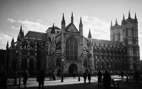Schwarzweiss-Reportagebild vom Wahrzeichen Westminster Abbey in London Vereinigtes Königreich, dokumentarische Reisefotografie mit starken Kontrasten - Foto: THN