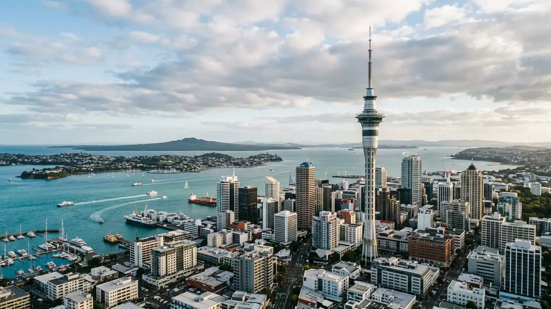 Editorial-Reisemagazinbild vom Wahrzeichen Sky Tower Auckland in Auckland, Neuseeland