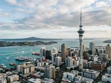 Editorialbild im Reisemagazin-Stil vom Wahrzeichen Sky Tower Auckland in Auckland Neuseeland, ausgewogene Bildgestaltung und natuerliches - Foto: THN