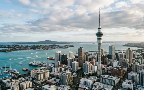 Editorialbild im Reisemagazin-Stil vom Wahrzeichen Sky Tower Auckland in Auckland Neuseeland, ausgewogene Bildgestaltung und natuerliches - Foto: THN