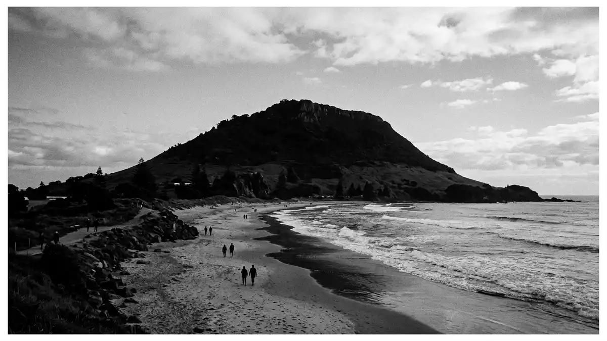 Schwarzweiss-Reportage vom Wahrzeichen Mount Maunganui in Tauranga, Neuseeland