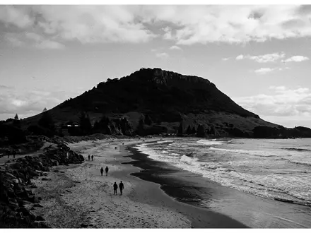 Schwarzweiss-Reportagebild vom Wahrzeichen Mount Maunganui in Tauranga Neuseeland, dokumentarische Reisefotografie mit starken Kontrasten - Foto: THN