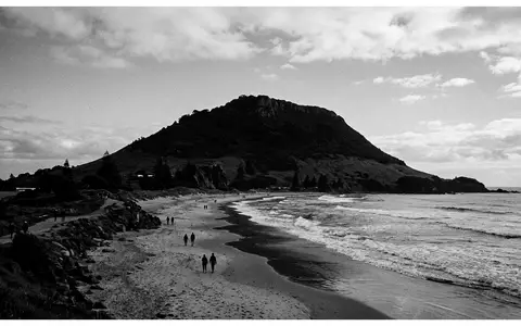 Schwarzweiss-Reportagebild vom Wahrzeichen Mount Maunganui in Tauranga Neuseeland, dokumentarische Reisefotografie mit starken Kontrasten - Foto: THN