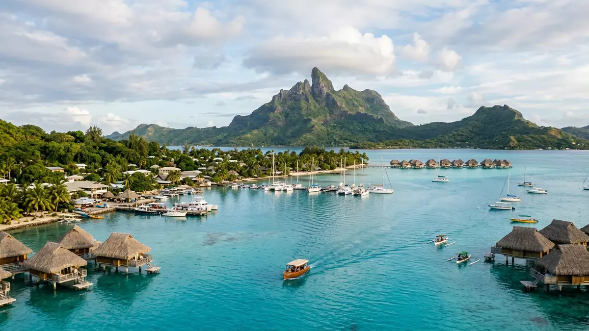 Editorial-Reisemagazinbild vom Wahrzeichen Bora Bora Lagune in Vaitape, Franzosisch-Polynesien