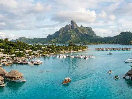 Editorialbild im Reisemagazin-Stil vom Wahrzeichen Bora Bora Lagune in Vaitape Franzosisch-Polynesien, ausgewogene Bildgestaltung und natuerliches - Foto: THN