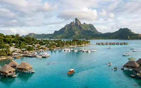 Editorialbild im Reisemagazin-Stil vom Wahrzeichen Bora Bora Lagune in Vaitape Franzosisch-Polynesien, ausgewogene Bildgestaltung und natuerliches - Foto: THN