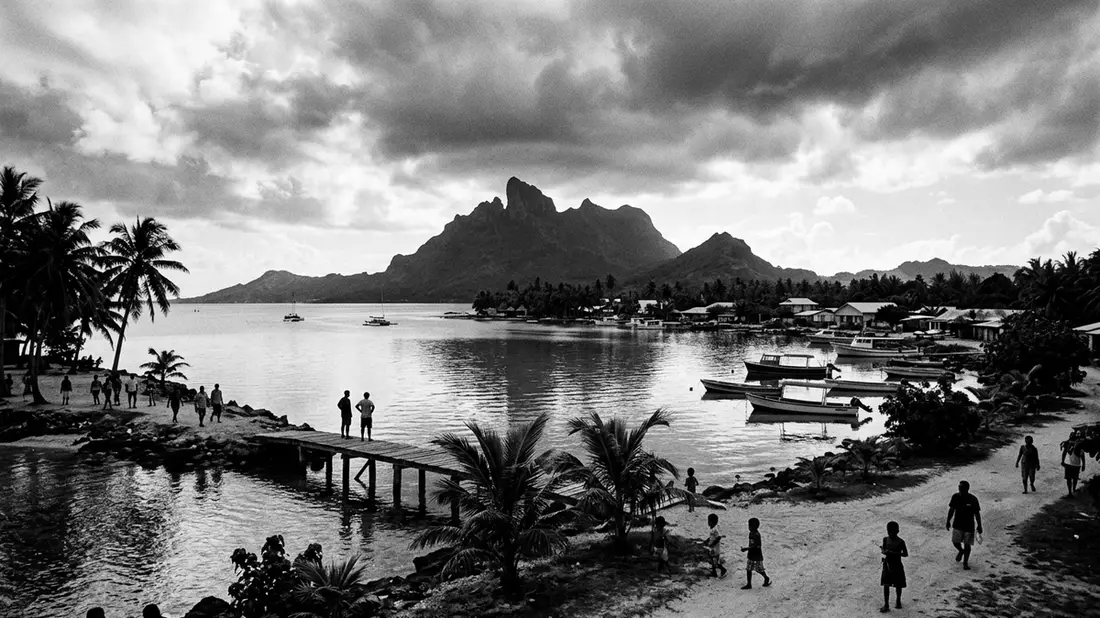 Schwarzweiss-Reportage vom Wahrzeichen Bora Bora Lagune in Vaitape, Franzosisch-Polynesien