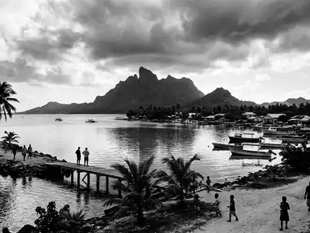 Schwarzweiss-Reportagebild vom Wahrzeichen Bora Bora Lagune in Vaitape Franzosisch-Polynesien, dokumentarische Reisefotografie mit starken Kontrasten - Foto: THN