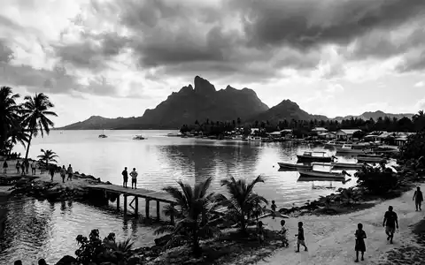 Schwarzweiss-Reportagebild vom Wahrzeichen Bora Bora Lagune in Vaitape Franzosisch-Polynesien, dokumentarische Reisefotografie mit starken Kontrasten - Foto: THN