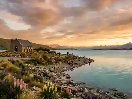 Fotorealistische Panoramaaufnahme von Lake Tekapo in Lake Tekapo Neuseeland, warmes Abendlicht auf Wahrzeichen - Foto: THN