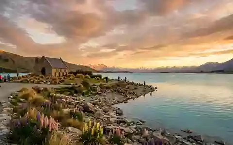 Fotorealistische Panoramaaufnahme von Lake Tekapo in Lake Tekapo Neuseeland, warmes Abendlicht auf Wahrzeichen - Foto: THN