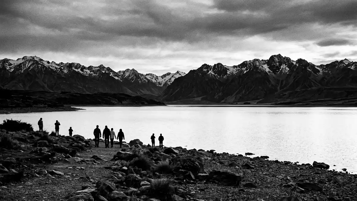 Schwarzweiss-Reportage vom Wahrzeichen Lake Tekapo in Lake Tekapo, Neuseeland