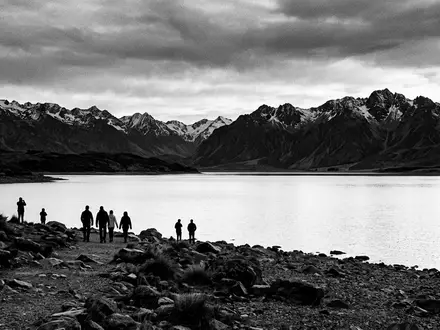 Schwarzweiss-Reportagebild vom Wahrzeichen Lake Tekapo in Lake Tekapo Neuseeland, dokumentarische Reisefotografie mit starken Kontrasten - Foto: THN