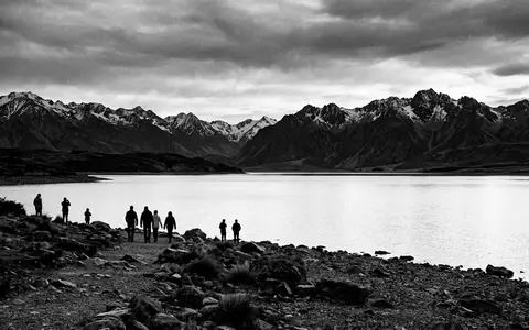Schwarzweiss-Reportagebild vom Wahrzeichen Lake Tekapo in Lake Tekapo Neuseeland, dokumentarische Reisefotografie mit starken Kontrasten - Foto: THN