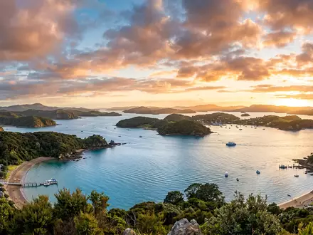 Fotorealistische Panoramaaufnahme von Bay of Islands in Paihia Neuseeland, warmes Abendlicht auf Wahrzeichen - Foto: THN