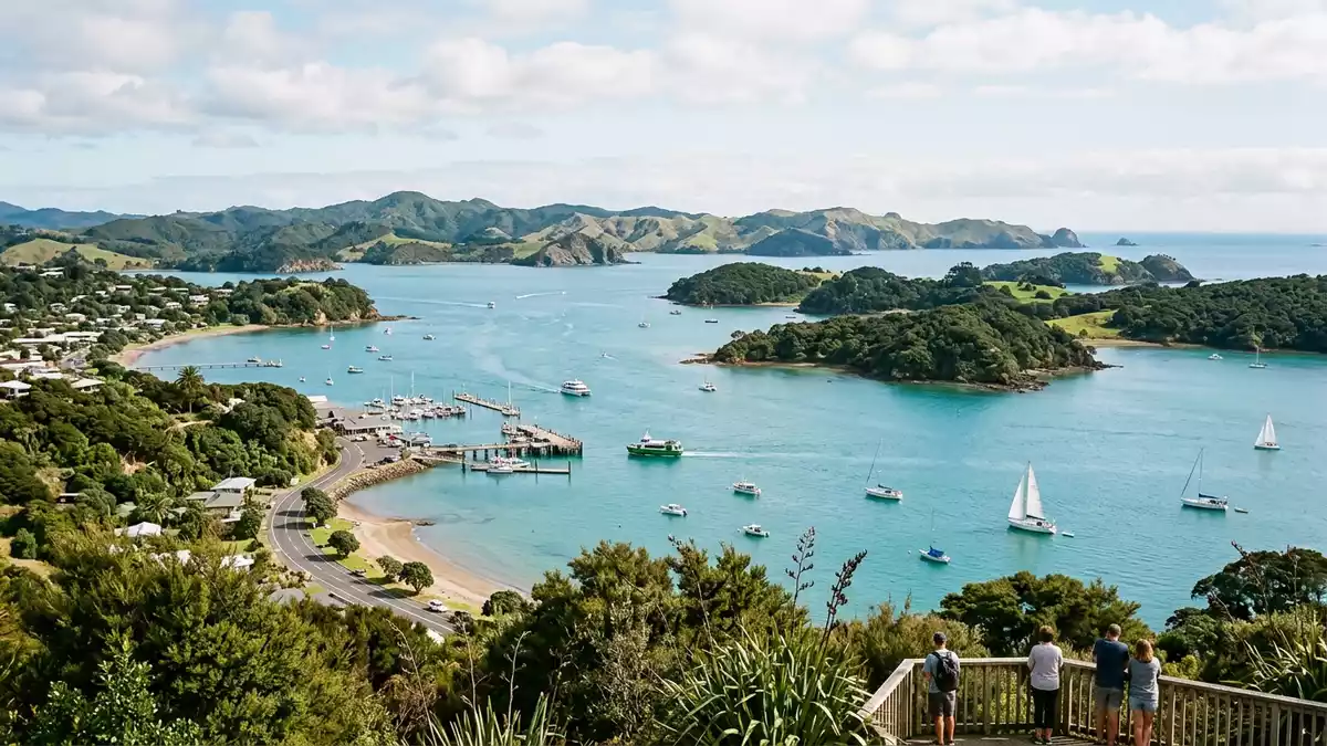 Editorial-Reisemagazinbild vom Wahrzeichen Bay of Islands in Paihia, Neuseeland
