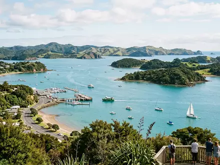 Editorialbild im Reisemagazin-Stil vom Wahrzeichen Bay of Islands in Paihia Neuseeland, ausgewogene Bildgestaltung und natuerliches - Foto: THN