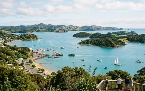 Editorialbild im Reisemagazin-Stil vom Wahrzeichen Bay of Islands in Paihia Neuseeland, ausgewogene Bildgestaltung und natuerliches - Foto: THN