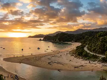 Fotorealistische Panoramaaufnahme von Abel-Tasman-Nationalpark in Marahau Neuseeland, warmes Abendlicht auf Wahrzeichen im Reisemotiv - Foto: THN