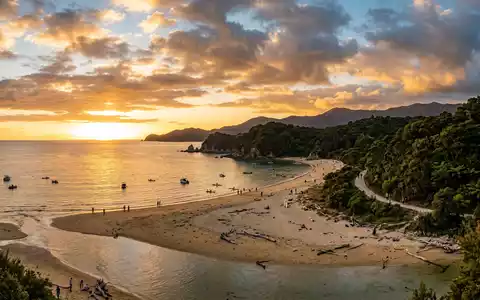 Fotorealistische Panoramaaufnahme von Abel-Tasman-Nationalpark in Marahau Neuseeland, warmes Abendlicht auf Wahrzeichen im Reisemotiv - Foto: THN