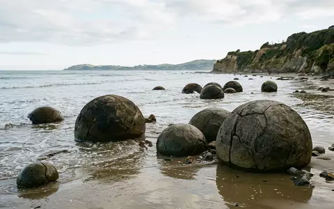 Editorialbild im Reisemagazin-Stil vom Wahrzeichen Moeraki Boulders in Moeraki Neuseeland, ausgewogene Bildgestaltung und natuerliches Umgebungslicht - Foto: THN