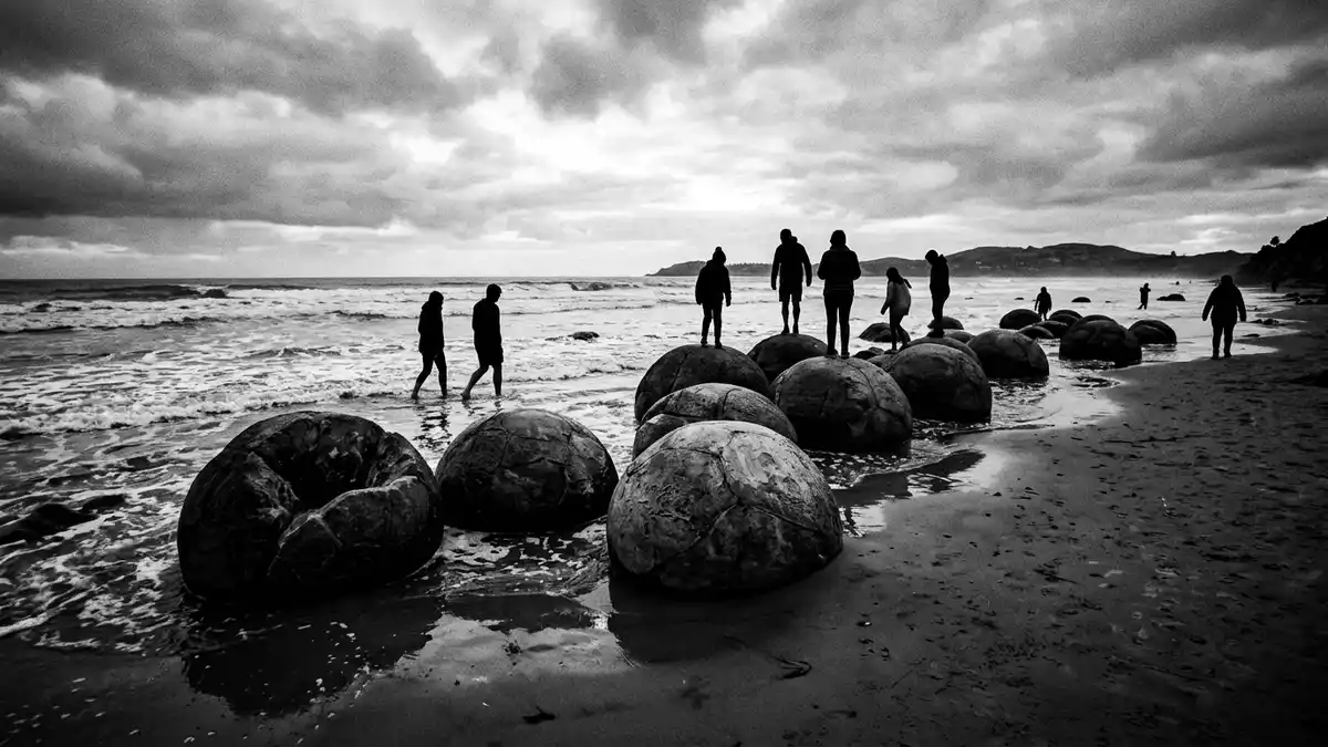 Schwarzweiss-Reportage vom Wahrzeichen Moeraki Boulders in Moeraki, Neuseeland